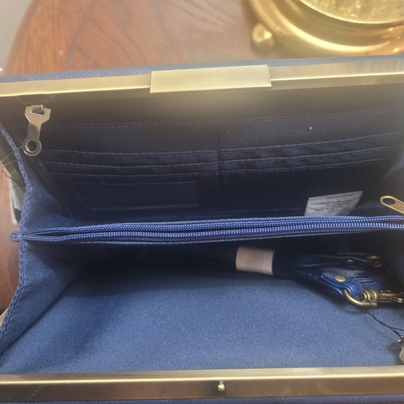 Loungefly Disney Snow White Storybook crossbody - Picture 4 of 6